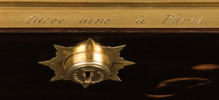 ‘Aucoc Ainé à Paris’ engraved manufacturer’s mark on an antique nécessaire de voyage.