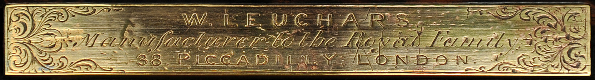 An inlaid brass plate on the rear internal rim of the box is engraved with ‘W. Leuchars – Manufacturer to the Royal Family – 38 Piccadilly, London’.